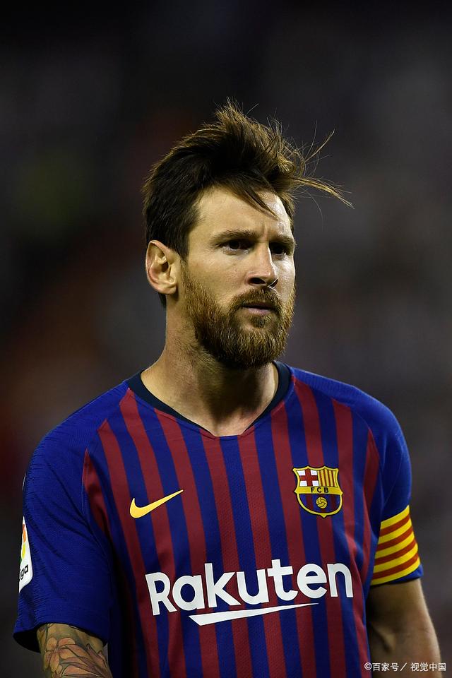 泪目！足协杯冠军奖杯被带回工体，放在已故球迷杨雪的座位旁（令人动容：足协杯冠军奖杯回归工体，安放在已故球迷杨雪的座位旁）