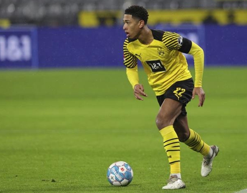 欧冠小组赛名额争夺白热化（欧冠小组席位之争愈演愈烈）