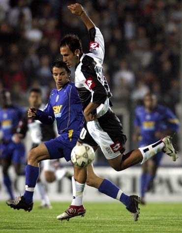 斯洛特：范戴克因病缺席今日比赛，布拉德利因小伤缺阵（斯洛特：范戴克因病无缘今日出战，布拉德利轻伤缺席）