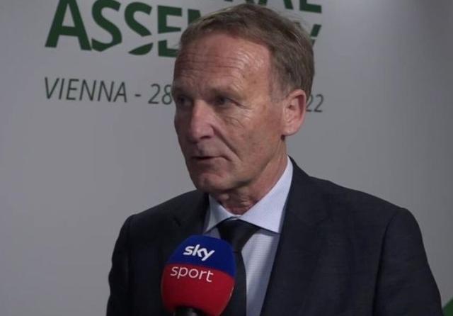 邓涵文因经济保障和新东家前景决定离开武汉三镇，加盟云南玉昆，成为球队核心球员。（因经济保障与前景考量，邓涵文告别武汉三镇，加盟云南玉昆担纲球队核心）