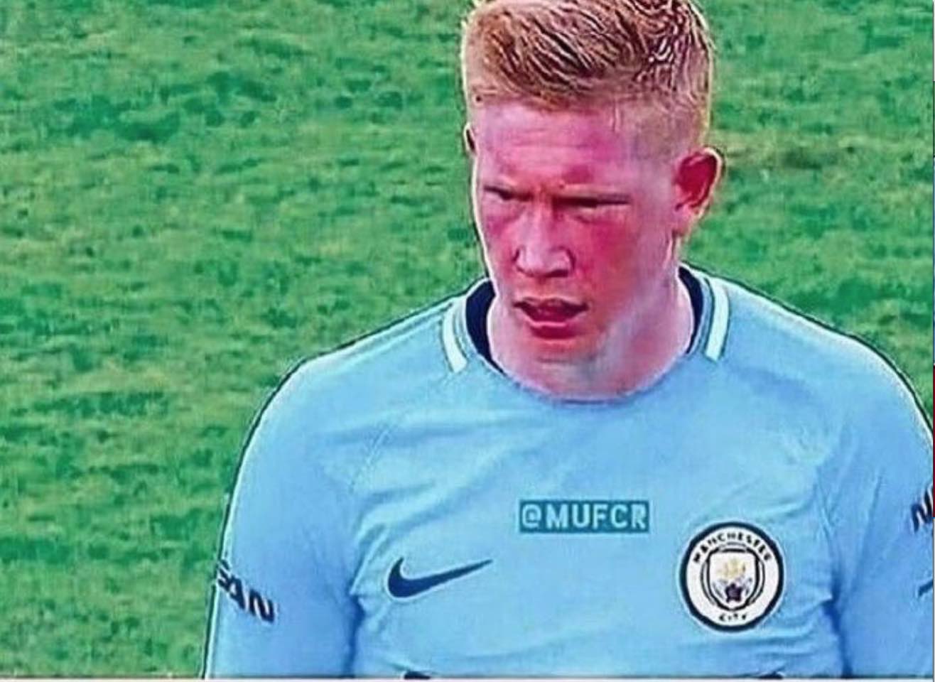 欧冠赛前穆里尼奥与两名昔日弟子重逢，并亲吻了斯内德的光头（欧冠赛前，穆里尼奥与两位旧将相聚，还亲吻斯内德的光头）