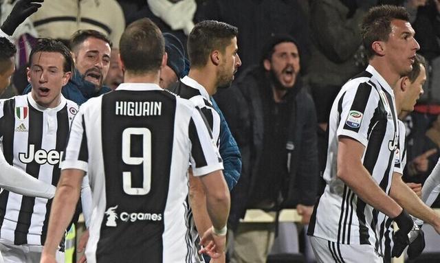 米歇尔：利瓦科维奇表示不愿比赛，加萨尼加曾在38度高烧出场（米歇尔曝：利瓦科维奇不愿出赛，加萨尼加曾发烧38℃仍出场）