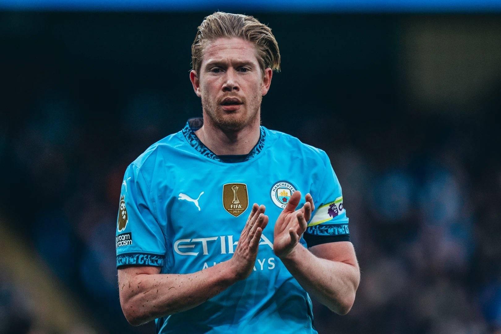 德容：这场胜利是我们应得的，很高兴以榜首位置结束今年（德容：胜利实至名归，欣喜以榜首收官今年）