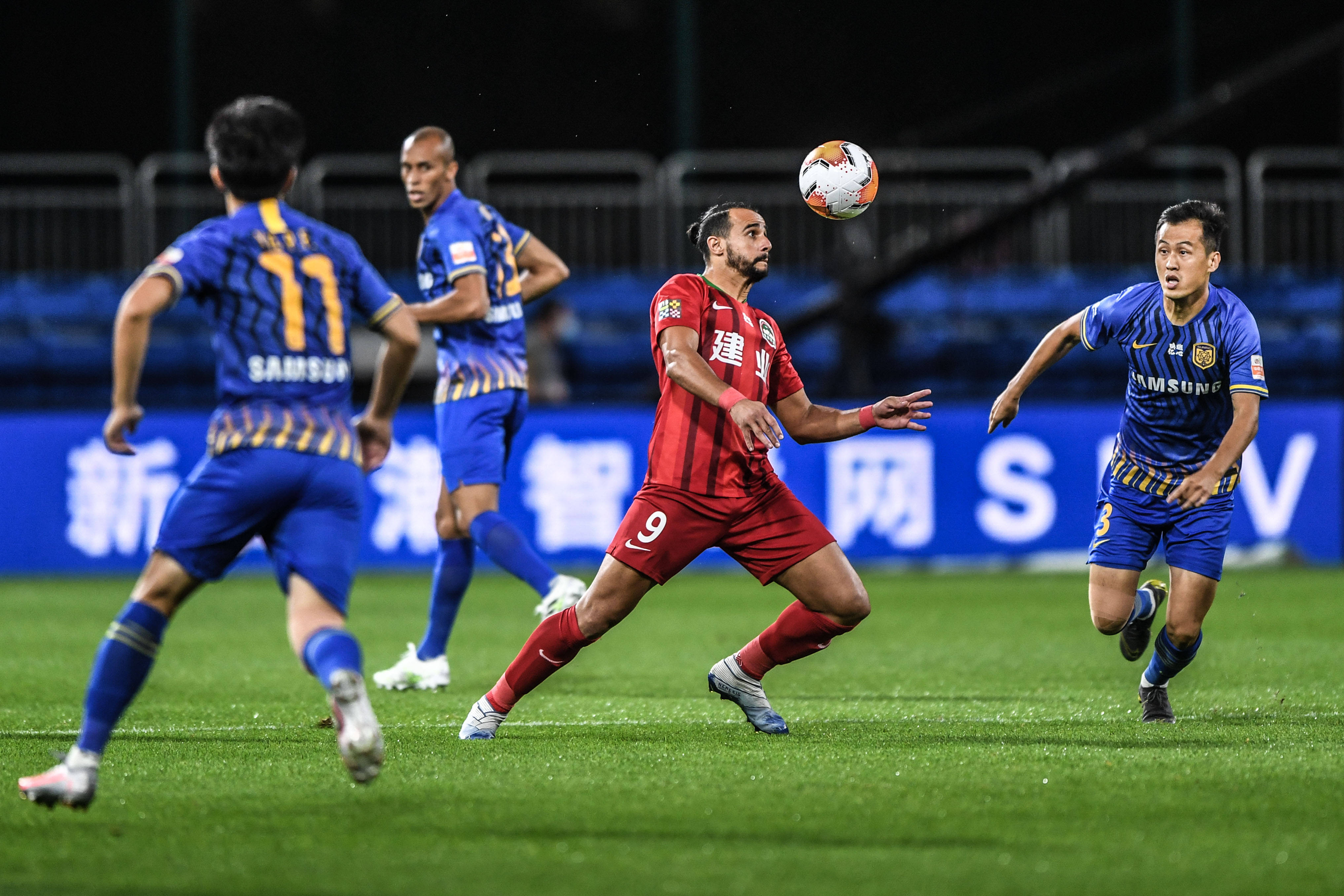 拜仁球星莱默尔复刻施魏因施泰格经典脚后跟破门（拜仁中场莱默尔上演施魏因施泰格式经典脚后跟破门）