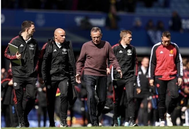 英超联赛：狼队七连败接受现实，曼彻斯特联继续沉沦（英超：狼队苦吞七连败，曼联颓势难止）