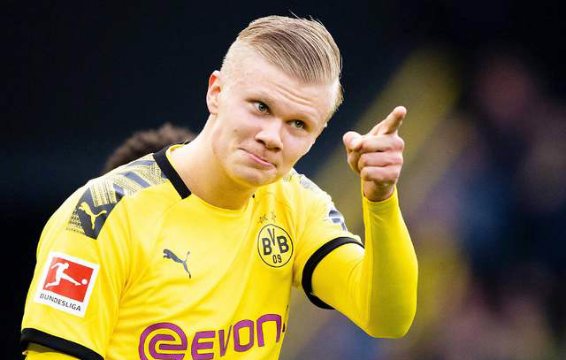 西足协前主席鲁比亚莱斯在发布会被扔鸡蛋，试图回击但被拦住（西足协前主席鲁比亚莱斯发布会上遭掷鸡蛋，欲回击被制止）