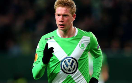 理性追星，新鹏城vs成都赛后有球迷跳下看台与韦世豪合影（理性追星！新鹏城战成都后有球迷翻越看台与韦世豪合影）