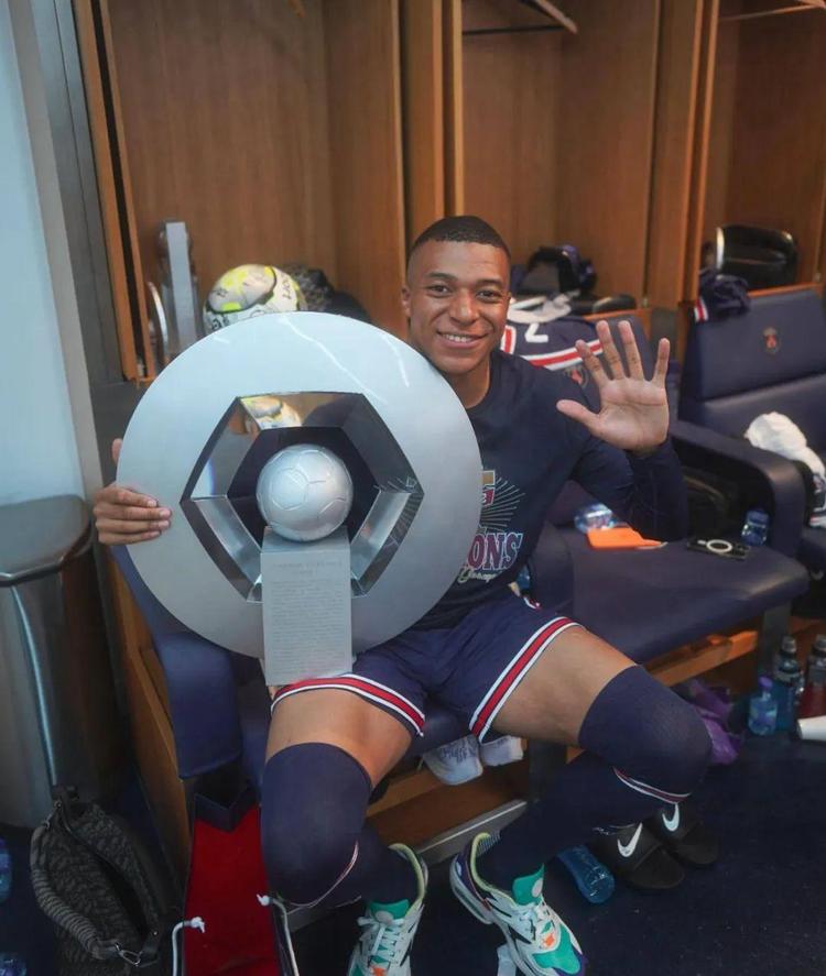 国乒输单打！王皓盯着王楚钦心事重重，梁靖崑技不如人：没好办法（国乒单打失利！王皓望向王楚钦愁绪难掩，梁靖崑技逊一筹：无计可施）