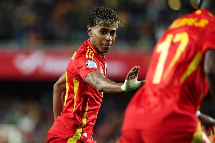 拉菲尼亚金球第五是否不公平？莱万：其实这些排名不能太当真（拉菲尼亚金球第5合理吗？莱万：别太在意这些排名）