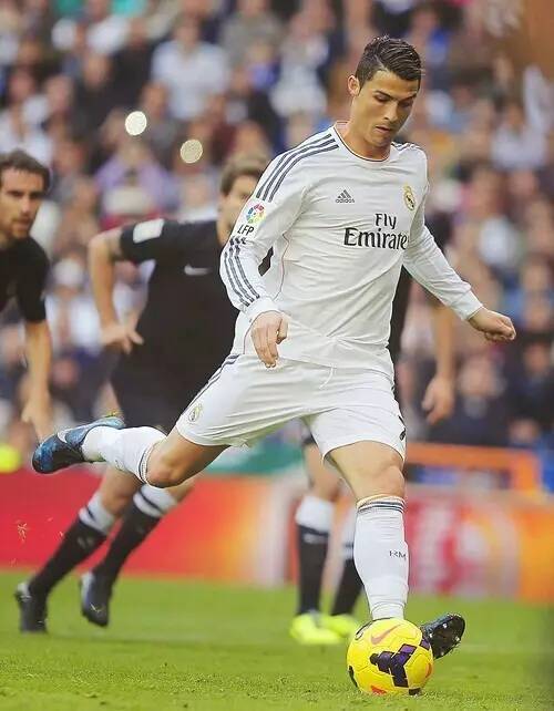 法媒：巴萨、拜仁、米兰和尤文关注南特17岁中卫塔蒂