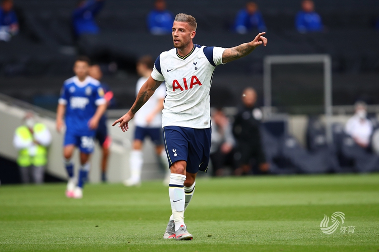 莱万：我经常带伤上场，肋骨骨折也硬撑；不着急决定未来（莱万：带伤出战成常态，肋骨骨折也坚持；未来去留不着急）