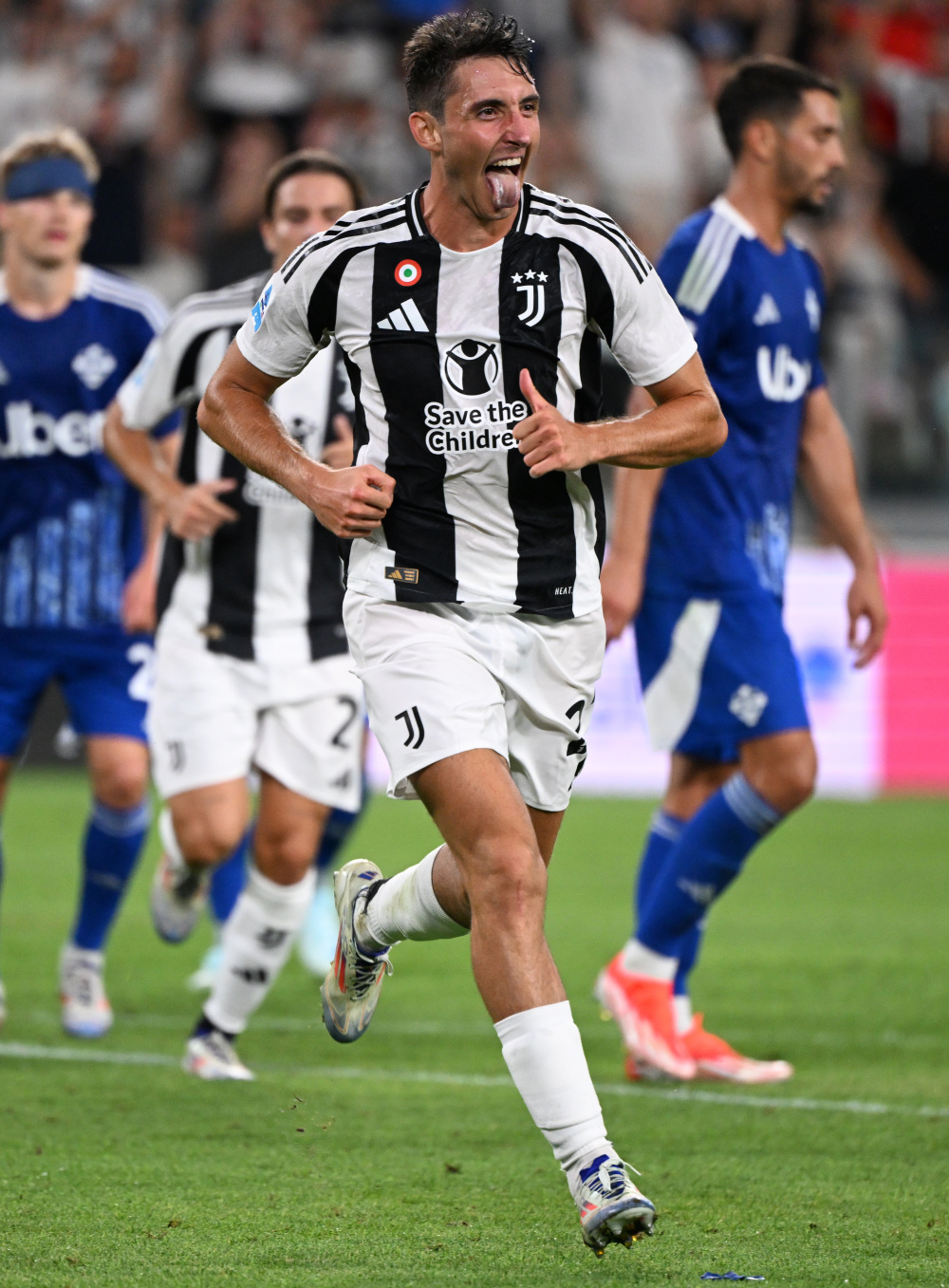 诺伊尔：孔帕尼有很多值得称道的优点；我现在只专注于俱乐部（诺伊尔称赞孔帕尼优点颇多；目前仅专注于俱乐部）